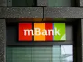 Kolorowy szyld mBank nad oknem. Szukasz, gdzie znaleźć identyfikator mbank?