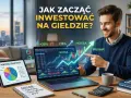Mężczyzna wskazuje na wykres wzrostu na laptopie, obok tablet z wykresem kołowym i notatnik.