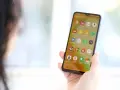 Dłoń trzyma smartfon z ikonami aplikacji bankowych. Widoczna ikona mBank, pomocna przy pytaniu jak zmienic numer telefonu mbank.
