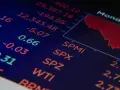 Wykres giełdowy z danymi, w tym wskaźnik rentowności kapitału własnego, pokazuje spadki.