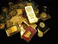 Złote sztabki i monety, w tym 1 kg Fine Gold 999.9, pokazują, ile kosztuje złoto inwestycyjne.
