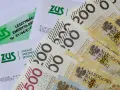 ZUS, dokumenty emerytalne i polskie banknoty 200 zł i 500 zł.