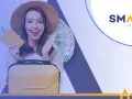 Kobieta z walizką, biletami i pieniędzmi cieszy się na podróż. Smart pożyczka kiedy przelew to szybki sposób na wakacje.