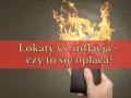 Dłoń trzyma portfel, z którego wydobywają się płomienie i banknoty.
