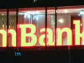Jasne, oto propozycja tekstu alternatywnego:

Neonowy napis "mBank" świeci w nocy. To bank, do którego należą miliony Polaków, oferujący nowoczesne usługi finansowe.