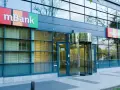 Elegancki budynek mBanku z charakterystycznym logo. Właściciel banku to Grupa Commerzbank.
