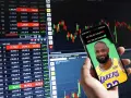 Czy giełda to hazard? Na ekranie telefonu LeBron James z pytaniem, czy idzie do kasy. Wykresy giełdowe w tle.