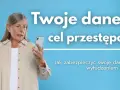 Kobieta z kartą płatniczą i telefonem zastanawia się, jak uniemożliwić wzięcie pożyczki na jej dane.
