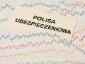 Karta z napisem "POLISA UBEZPIECZENIOWA" na tle wykresów giełdowych. To pokazuje, co to jest ubezpieczeniowy fundusz kapitałowy.