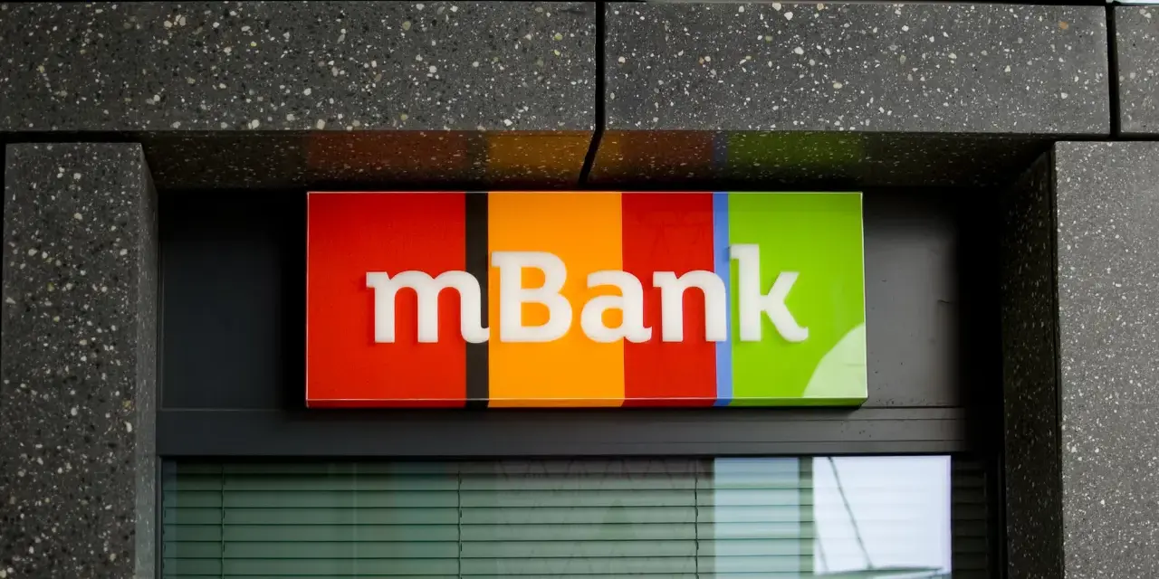 Kolorowy szyld mBank nad oknem. Szukasz, gdzie znaleźć identyfikator mbank?