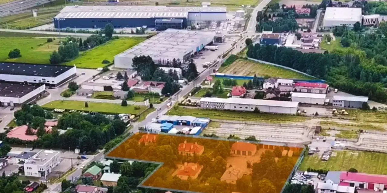 Działka inwestycyjna co to znaczy? To teren z potencjałem, otoczony przemysłem i drogami, idealny na rozwój.