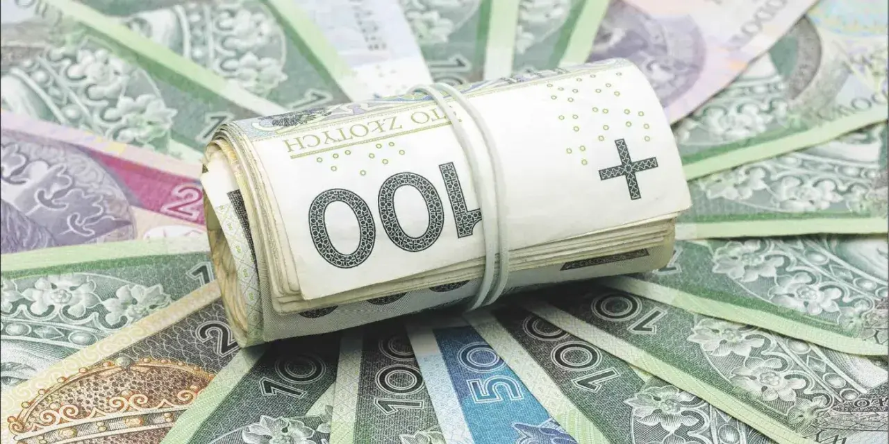 Zwijana paczka banknotów 100 zł na tle innych polskich banknotów. Ilustruje, jakim gwarancjom podlegają ubezpieczeniowe fundusze kapitałowe.
