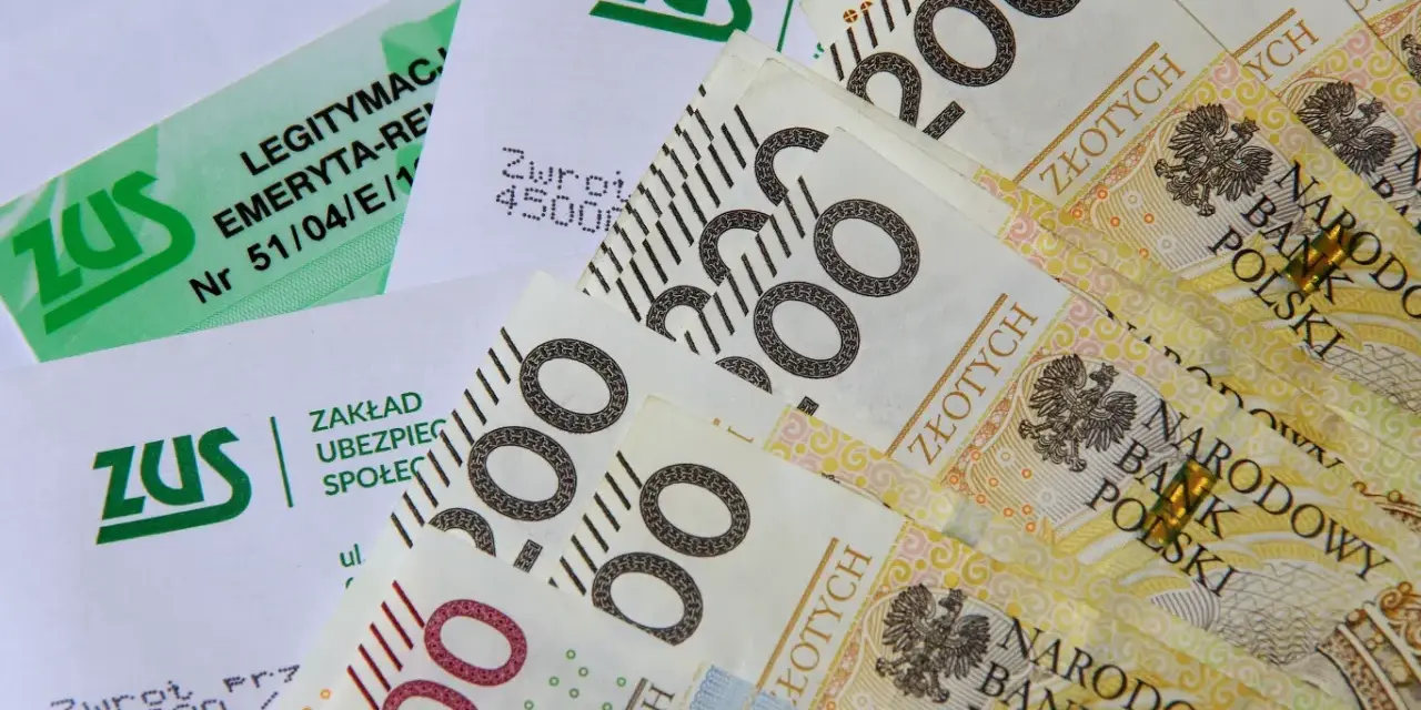 ZUS, dokumenty emerytalne i polskie banknoty 200 zł i 500 zł.