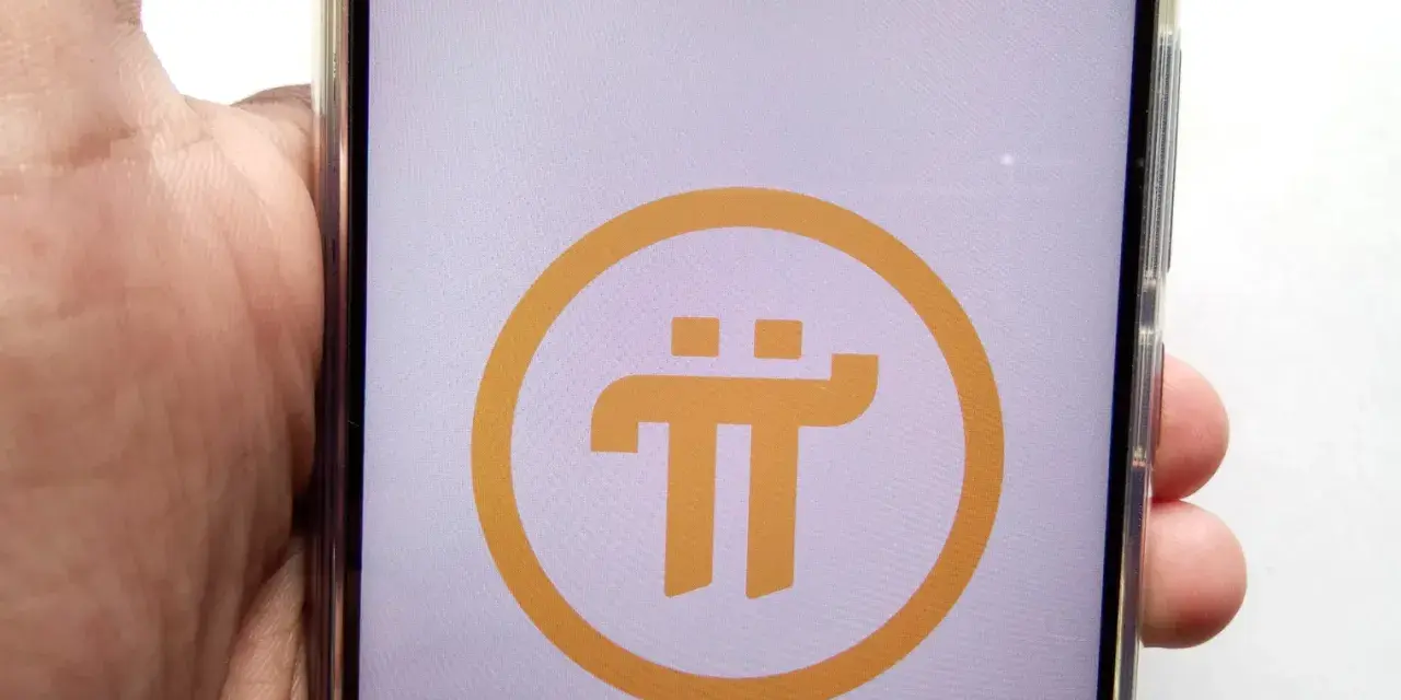 Telefon z logo Pi Network, symbolizującym nadzieję na szybkie pi network kiedy na giełdzie.