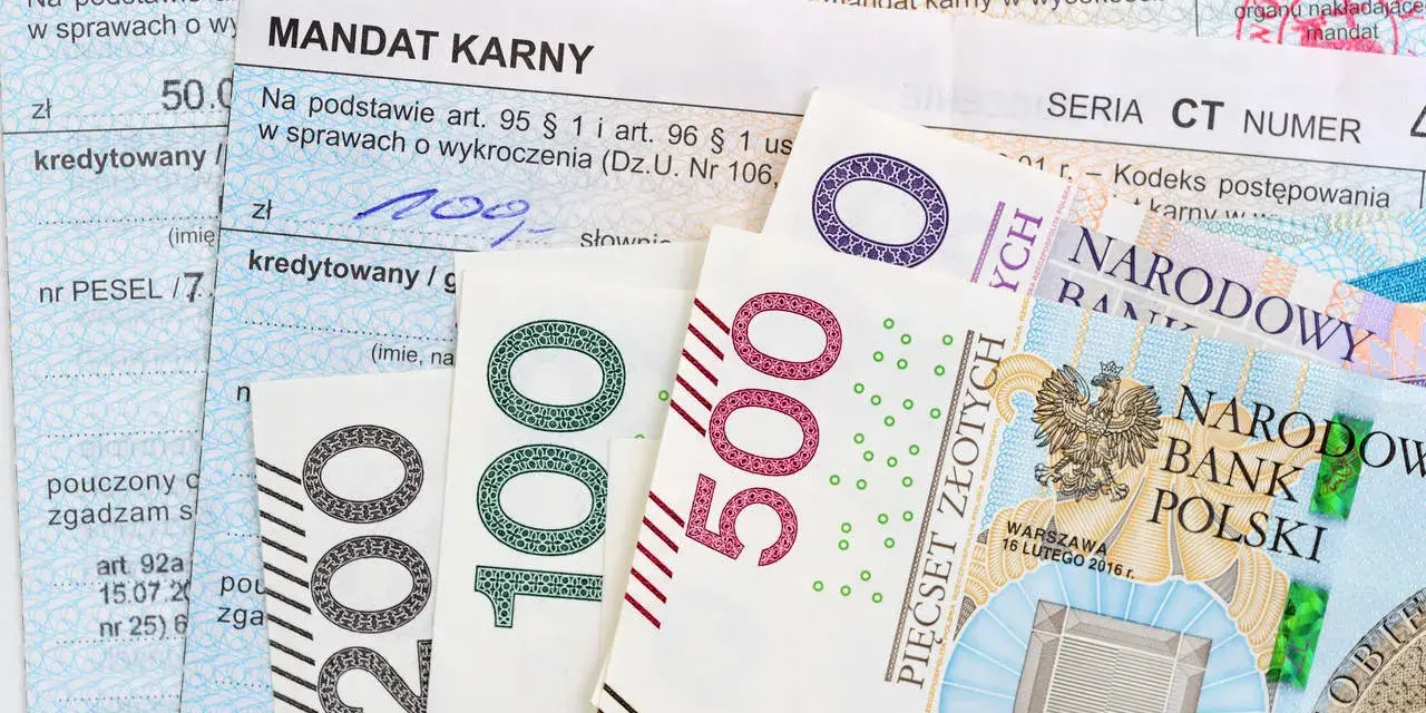 Mandaty karne i polskie banknoty 100, 200, 500 zł. Jak zapłacić mandat mBank? Dokumenty i pieniądze na stole.