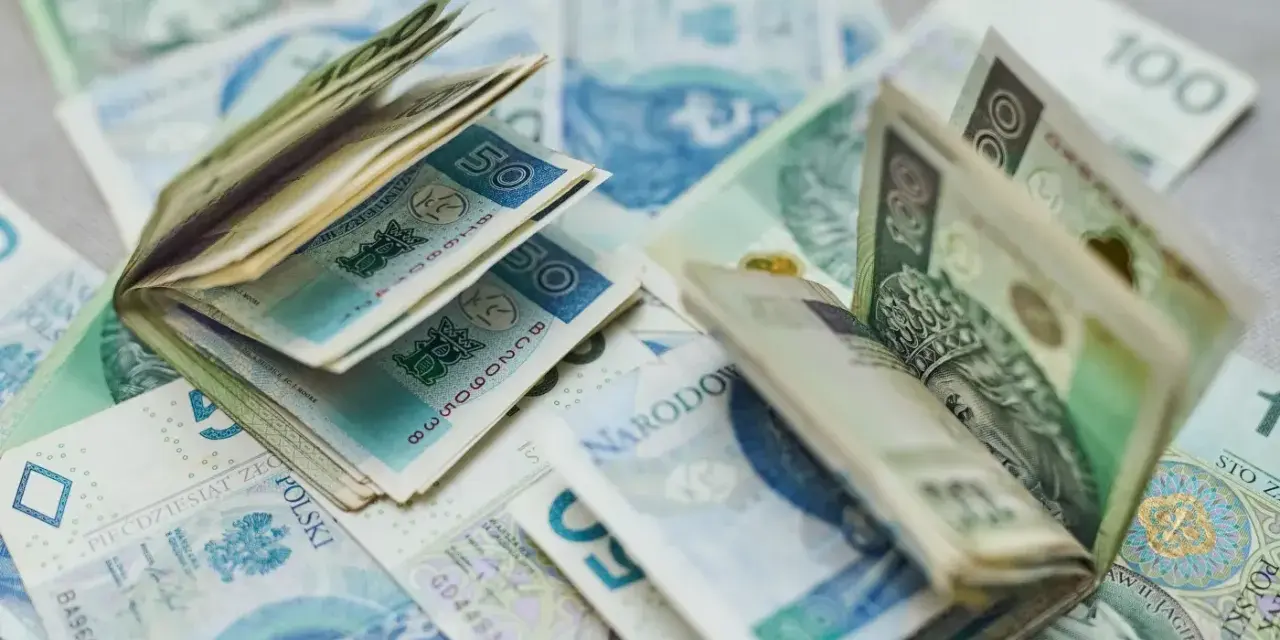 Koperta z pieniędzmi, polskie banknoty 50 i 100 zł. Fundusz sołecki może być przeznaczony na wiele inwestycji w Twojej miejscowości.