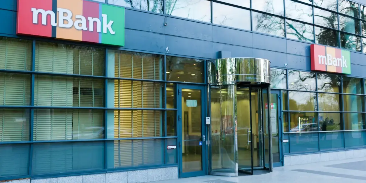 Elegancki budynek mBanku z charakterystycznym logo. Właściciel banku to Grupa Commerzbank.
