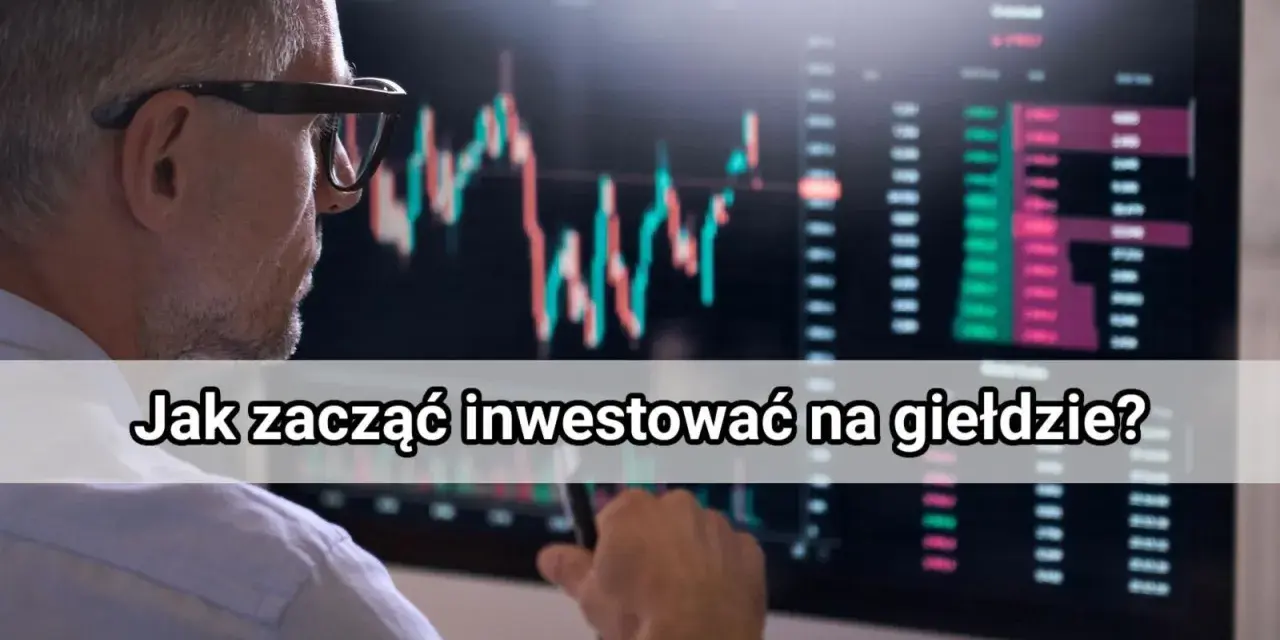 Mężczyzna w okularach analizuje wykresy giełdowe na monitorze. Dowiedz się, na czym polega gra na giełdzie i jak zacząć inwestować.
