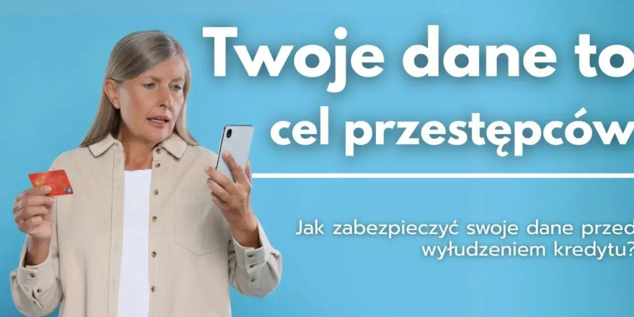 Kobieta z kartą płatniczą i telefonem zastanawia się, jak uniemożliwić wzięcie pożyczki na jej dane.