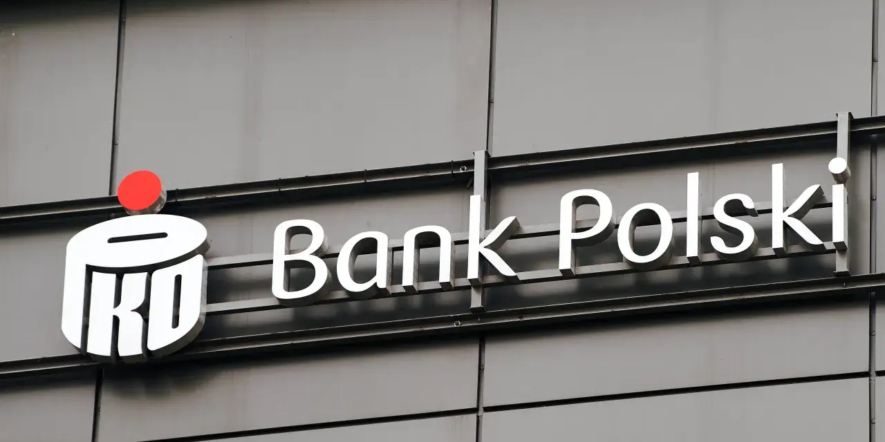 Logo PKO Banku Polskiego. Sprawdź, jakie lokaty oferuje PKO BP, by bezpiecznie pomnażać oszczędności.