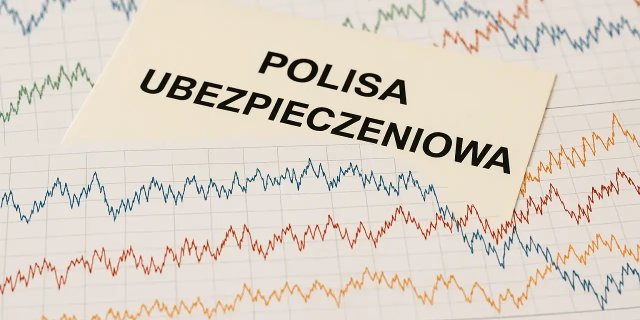 Karta z napisem "POLISA UBEZPIECZENIOWA" na tle wykresów giełdowych. To pokazuje, co to jest ubezpieczeniowy fundusz kapitałowy.