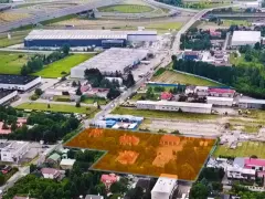Działka inwestycyjna co to znaczy? To teren z potencjałem, otoczony przemysłem i drogami, idealny na rozwój.