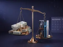 Waga szalkowa z pieniędzmi i koparkami do kryptowalut. Czy opłaca się inwestować w kryptowaluty?