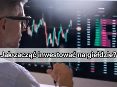 Mężczyzna w okularach analizuje wykresy giełdowe na monitorze. Dowiedz się, na czym polega gra na giełdzie i jak zacząć inwestować.