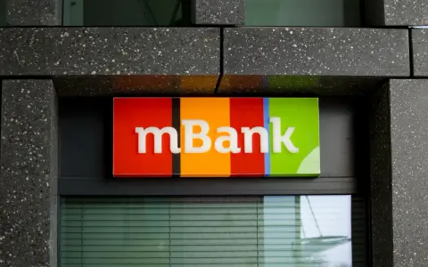 Kolorowy szyld mBank nad oknem. Szukasz, gdzie znaleźć identyfikator mbank?
