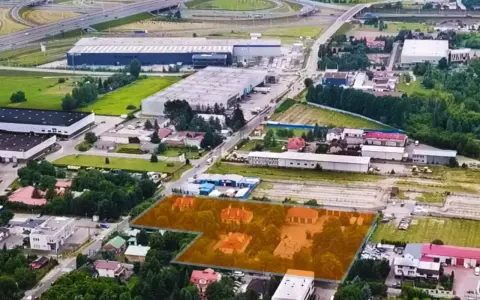 Działka inwestycyjna co to znaczy? To teren z potencjałem, otoczony przemysłem i drogami, idealny na rozwój.