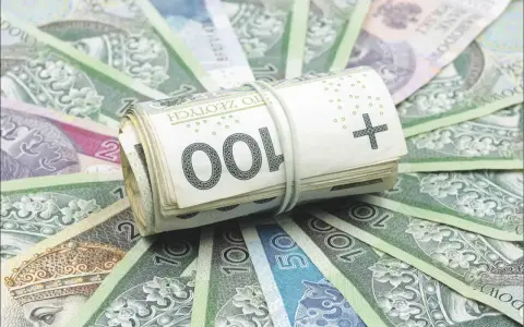 Zwijana paczka banknotów 100 zł na tle innych polskich banknotów. Ilustruje, jakim gwarancjom podlegają ubezpieczeniowe fundusze kapitałowe.