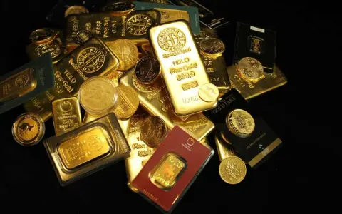 Złote sztabki i monety, w tym 1 kg Fine Gold 999.9, pokazują, ile kosztuje złoto inwestycyjne.