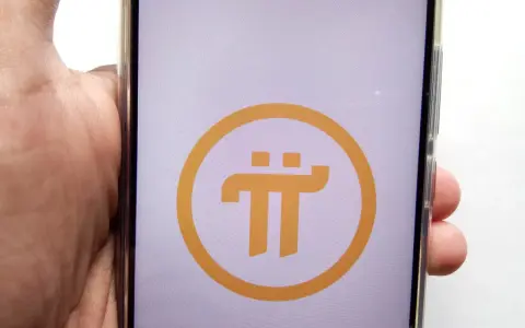 Telefon z logo Pi Network, symbolizującym nadzieję na szybkie pi network kiedy na giełdzie.