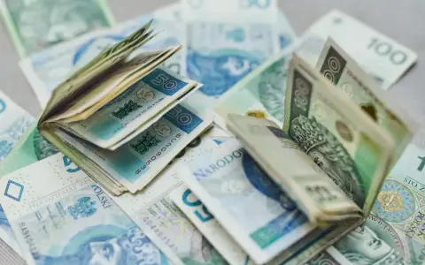 Koperta z pieniędzmi, polskie banknoty 50 i 100 zł. Fundusz sołecki może być przeznaczony na wiele inwestycji w Twojej miejscowości.