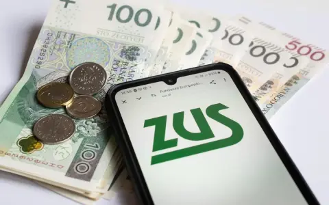 Złotówki i monety obok telefonu z logo ZUS. Pamiętaj o płaceniu składek, bo kto nie płaci funduszu pracy, ten ma problemy.