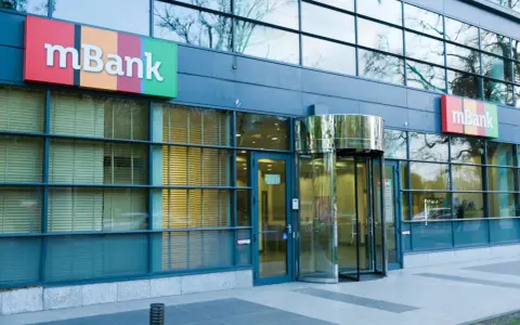 Elegancki budynek mBanku z charakterystycznym logo. Właściciel banku to Grupa Commerzbank.