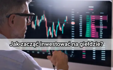 Mężczyzna w okularach analizuje wykresy giełdowe na monitorze. Dowiedz się, na czym polega gra na giełdzie i jak zacząć inwestować.