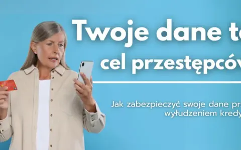 Kobieta z kartą płatniczą i telefonem zastanawia się, jak uniemożliwić wzięcie pożyczki na jej dane.
