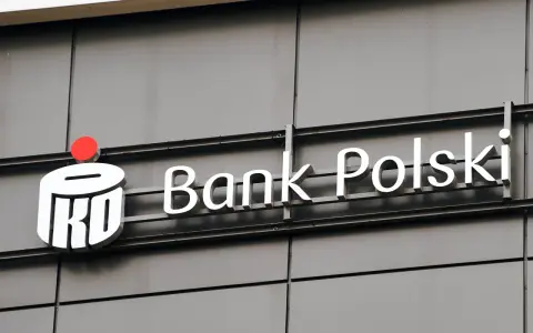 Logo PKO Banku Polskiego. Sprawdź, jakie lokaty oferuje PKO BP, by bezpiecznie pomnażać oszczędności.