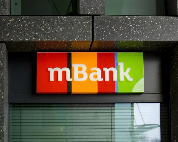 Kolorowy szyld mBank nad oknem. Szukasz, gdzie znaleźć identyfikator mbank?