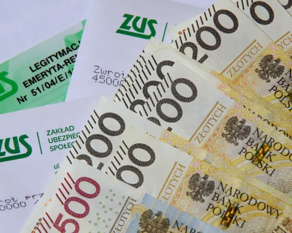 ZUS, dokumenty emerytalne i polskie banknoty 200 zł i 500 zł.