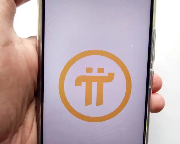 Telefon z logo Pi Network, symbolizującym nadzieję na szybkie pi network kiedy na giełdzie.