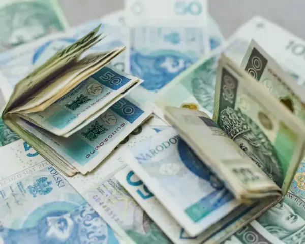 Koperta z pieniędzmi, polskie banknoty 50 i 100 zł. Fundusz sołecki może być przeznaczony na wiele inwestycji w Twojej miejscowości.