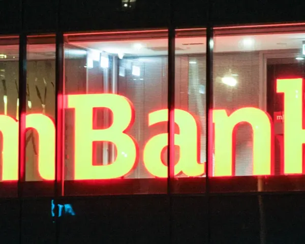 Jasne, oto propozycja tekstu alternatywnego:

Neonowy napis "mBank" świeci w nocy. To bank, do którego należą miliony Polaków, oferujący nowoczesne usługi finansowe.