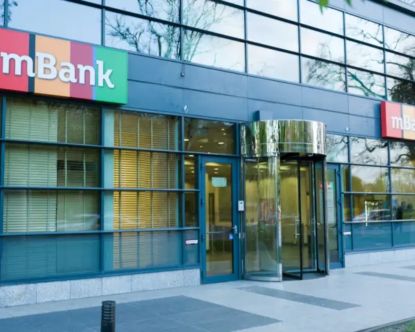 Elegancki budynek mBanku z charakterystycznym logo. Właściciel banku to Grupa Commerzbank.