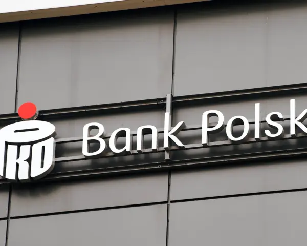 Logo PKO Banku Polskiego. Sprawdź, jakie lokaty oferuje PKO BP, by bezpiecznie pomnażać oszczędności.