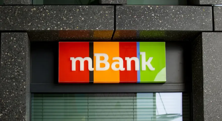 Kolorowy szyld mBank nad oknem. Szukasz, gdzie znaleźć identyfikator mbank?