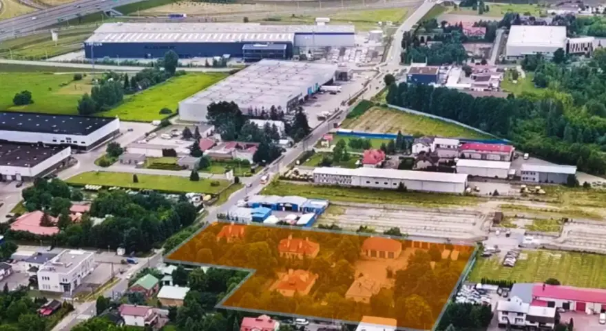 Działka inwestycyjna co to znaczy? To teren z potencjałem, otoczony przemysłem i drogami, idealny na rozwój.