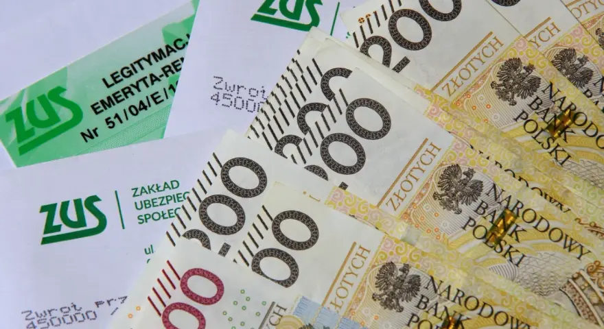 ZUS, dokumenty emerytalne i polskie banknoty 200 zł i 500 zł.