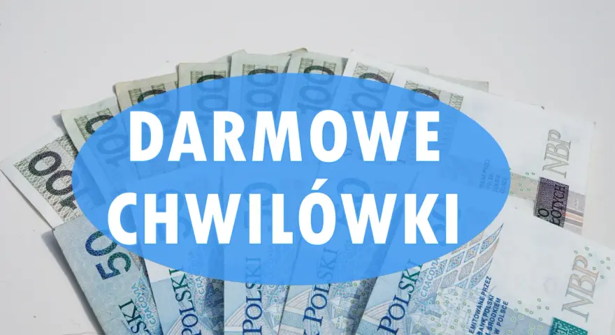 Stos banknotów 100 zł i 50 zł. Na niebieskim tle napis "DARMOWE CHWILÓWKI". Gdzie jest haczyk?
